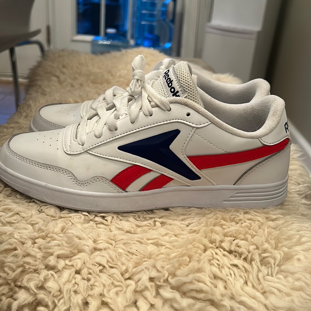 Reebok Men’s Classic White, Blue, Red Sneakers NWOT |Men’s US Size 9. | EUR. 42.